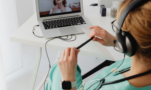 Telemedycyna i e-zdrowie: jak nowe technologie zmieniają interakcje z pacjentami